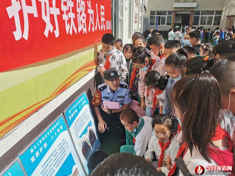通過(guò)展板宣傳鐵路安全.jpg