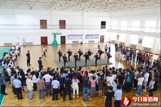 巡特警支隊組織開展向人民報告暨警營開放日活動519.png