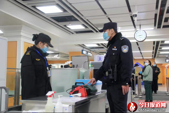 冰城公安兩萬余名警力護(hù)衛(wèi)百姓平安過年1303.png