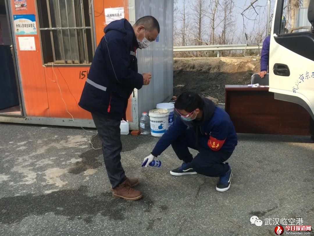 代鵬為進出村灣人員消毒.jpg