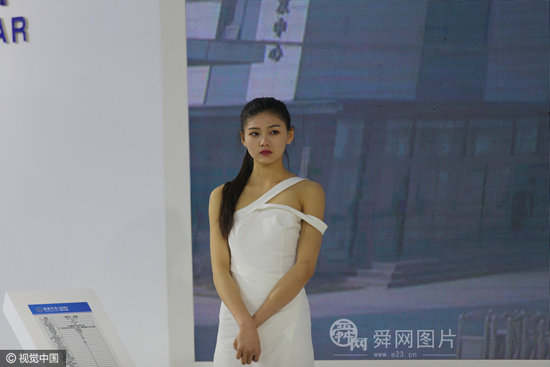 濟(jì)南舉辦新能源電動(dòng)汽車展會(huì) 模特不顧寒冷低胸秀長腿