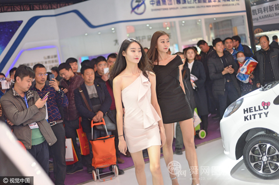 濟(jì)南舉辦新能源電動(dòng)汽車展會(huì) 模特不顧寒冷低胸秀長腿