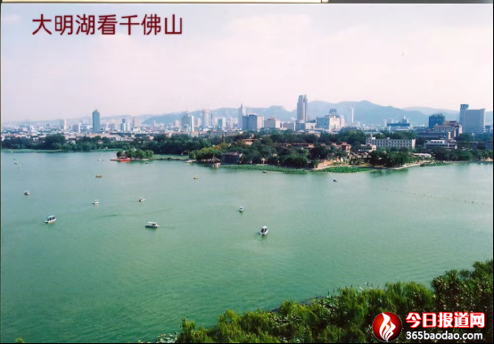 丁再獻陪郁文暢游大明湖2572.png