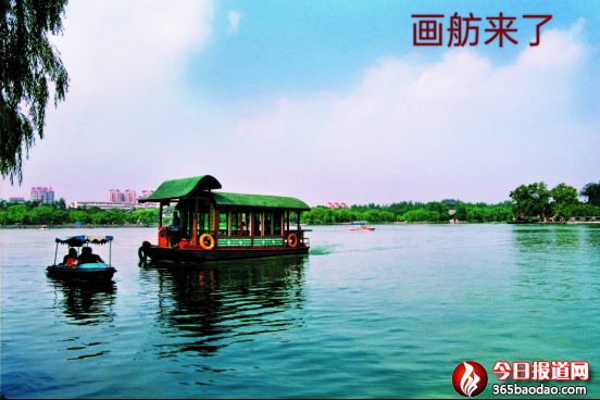 丁再獻陪郁文暢游大明湖1172.png